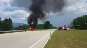 Seyir Halindeki Otomobil Alev Alev Yandı