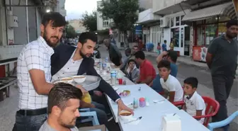 Sokak Ortasında İftar Keyfi