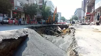 Bağcılar'da Aynı Cadde de Bu Sefer Yol Cöktü