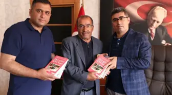 Varto Kaymakamından Basın Mensuplarına Kitap Hediye