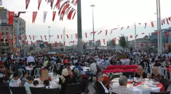 Yunan Turizmciler, Taksim'de İftar Sofrasında