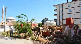 Aksaray Belediyesi Metruk Binaları Yıkımını Sürdürüyor