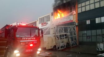 Yıldırım Düşen İş Yeri Alev Alev Yandı
