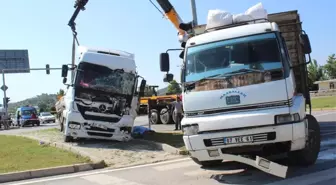 Antalya'da Kamyon ile Tır Çarpıştı: 2 Yaralı