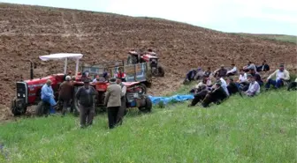 Tarla Sürerken Traktörün Altında Kalan Çiftçi Öldü