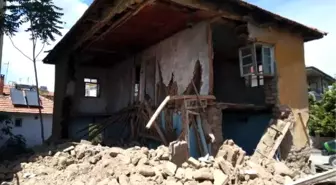 Yıkmaya Çalıştığı Evin Duvarının Altında Kalarak Yaralandı