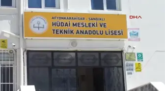 Afyonkarahisar Müdür, Öğretmen ve Hizmetliler Okulun Tadilatını Yapıyor