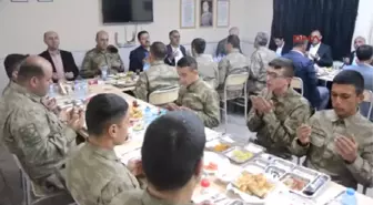 Ağrı Valisi Işın Askerlerle Sahur Yaptı