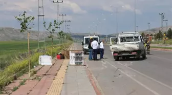 Beyaz Eşya Yüklü Kamyonet Aydınlatma Direğine Çarptı: 2 Yaralı