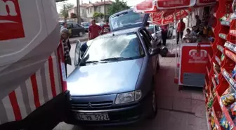 Bonzai İçip Kullandığı Otomobille Kaldırıma Çıktı
