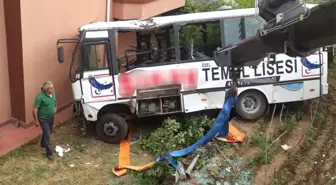 Freni Patlayan Midibüs Bahçeye Uçtu: 9 Yaralı