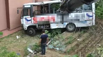 Halk Otobüsü Site Bahçesine Uçtu: 9 Yaralı