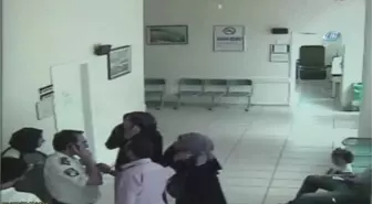 Kadın Doktora Makasla Saldırıp, Yerde Sürüklediler...o Anlar Kamerada