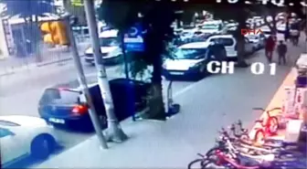 Karşı Yola Geçmeye Çalışırken Otomobil Böyle Çarptı