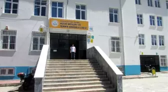 Müdür, Öğretmen ve Hizmetliler Okulun Tadilatını Yapıyor