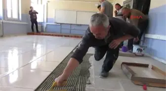 Müdür, Öğretmen ve Hizmetliler Okulun Tadilatını Yapıyor