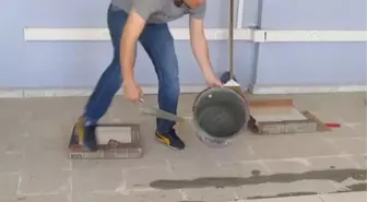 Okulun Tadilatını Müdür ve Öğretmenler Yapıyor