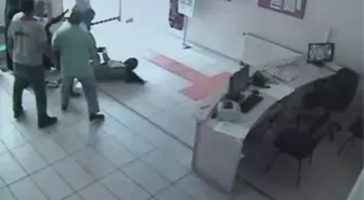 Kadın Doktora Makasla Saldırıp, Yerde Sürüklediler!