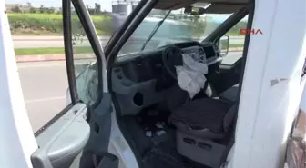 Sivas Kamyonet, Refüjdeki Aydınlatma Direğine Çarptı 2 Yaralı