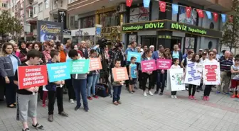 Temizlik İşçileri Önce Sokakları Temizledi, Sonra Konser Verdi