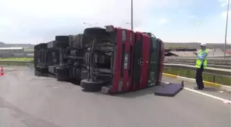 Tır Devrildi: 2 Yaralı