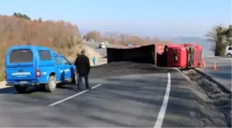 Kocaeli'de Kömür Tozu Yüklü Tır Devrildi