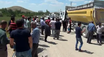 Kum Kamyonlarına Tepki Gösteren Vatandaşlar Yol Kapattı