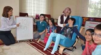 Engelli Öğrencinin Karnesini Evinde Verdiler