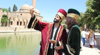 Şanlıurfa'ya Ulaşan Otostopçular Yöresel Kıyafetlere Hayran Kaldı