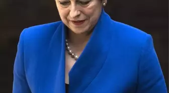 Theresa May'in Demokratik Birlik Partisinin Desteği ile Hükümet Kurması Bekleniyor