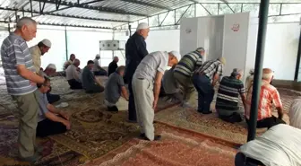 5 Yıldır Çadırda Namaz Kılıyorlar