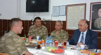 Vali Azizoğlu, Mehmetçikle İftar Yemeğinde Bir Araya Geldi