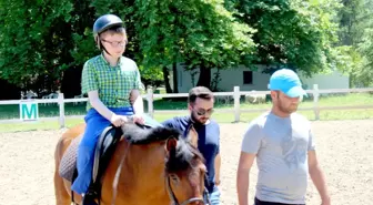 Zihinsel Engelli Çocuklara 'Atlı Terapi'