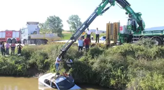 Ameliyatlı Hasta Gölete Uçan Araçta Kurtarılmayı Bekledi