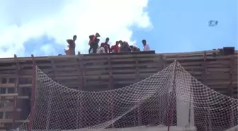 İnşaatta Üzerine Demir Düşen İşçi Yaralandı