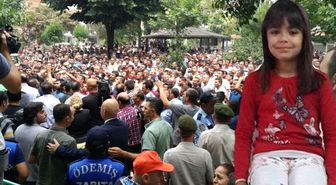 İzmir'de Öfkeli Kalabalık, Minik Ceylin'in Cesedinin Bulunduğu Eve Taşlarla Saldırdı