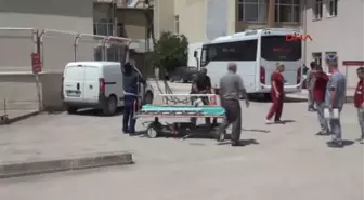 Sivas Üzerine Vinçten Inşaat Demiri Düşen Işçi Yaralandı