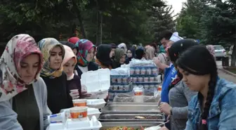 Yaptırdığı Okulun Öğrencilerine İftar Verdi