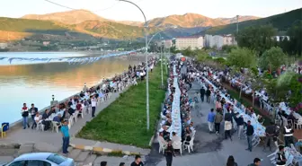 Van Gölü Sahilinde 10 Bin Kişilik Iftar Yemeği Rekoru