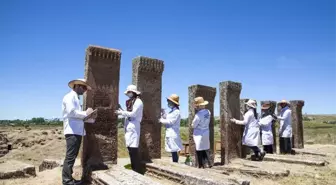 Abidevi Taşlar Özenle Temizleniyor