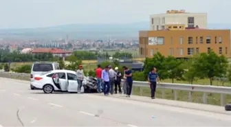 Hafif Ticari Araçla Çarpışan Otomobildeki 5 Kişi Yaralandı