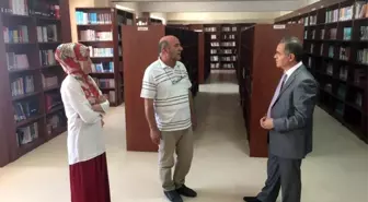 Vali Tapsız, Türkoloji Merkezi Türkçe Kütüphanesini Gezdi