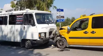 Yolcu Minibüsü Ile Ticari Taksi Çarpıştı: 6 Yaralı