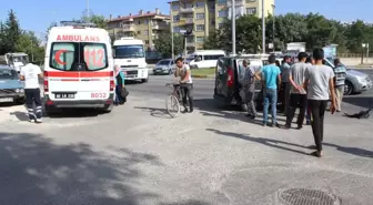 Hafif Ticari Araç ile Minibüs Çarpıştı: 3 Yaralı