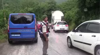 Jandarma Aracı Ile Otomobil Çarpıştı: 3 Yaralı