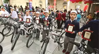 Sabah Namazı Kılan Çocuklara Bisiklet Hediyesi