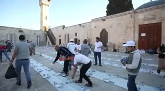 Sadakataşı Derneği Mescid-i Aksa'da Iftar Verdi