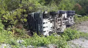 Kastamonu'da Beton Mikseri Şarampole Devrildi