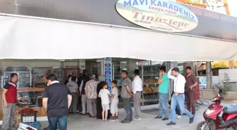 Ramazan Pidesi İçin Kuyruğa Giriyorlar