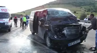 Sandıklı'da Trafik Kazası: 3 Yaralı